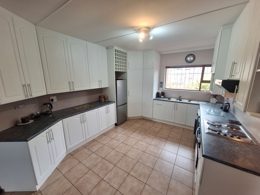 3 Bedroom Property for Sale in Wavecrest Eastern Cape
